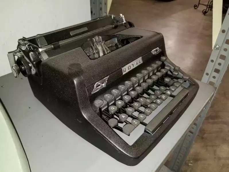 Image of Antique Royal Typewriter (3)
