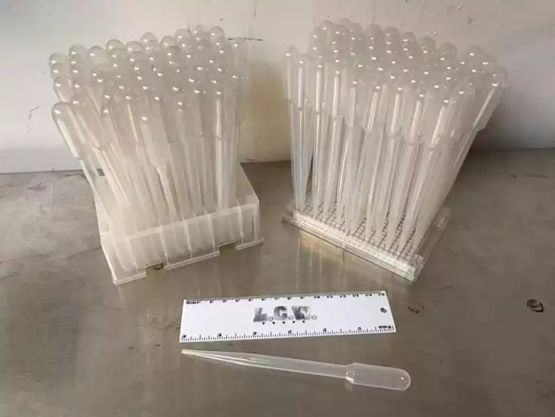 Image of Eye Dropper Pipette In Clear Holder