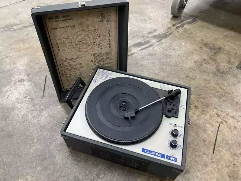 Image of Model 1620 Portable Phonograph